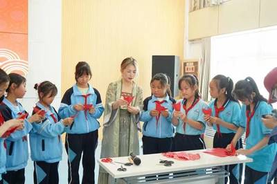 雙語架橋，童心傳韻 我校師生赴移民小學開展“道中華之美”文化展演交流活動